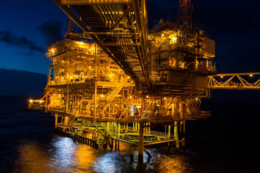 Combining on-land and offshore oil resources 